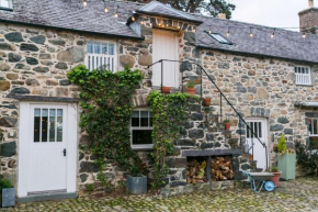Tal Y Bont Uchaf Courtyard